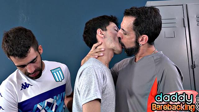 Стройный латинский спортсмен катается на зрелых мишках и доводит их до предела