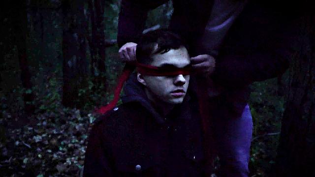 качок жёстко шпилит парня и лижет зад на вписке