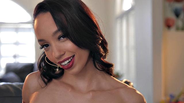 Алексис Тэй: колготки сползают, пальцы не тормозят