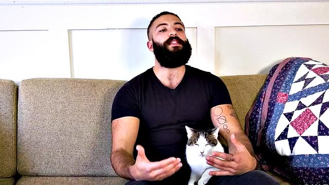 бородатый качок сосет у мохнатого и получает жестко без резинки