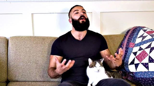 бородатый качок сосет у мохнатого и получает жестко без резинки