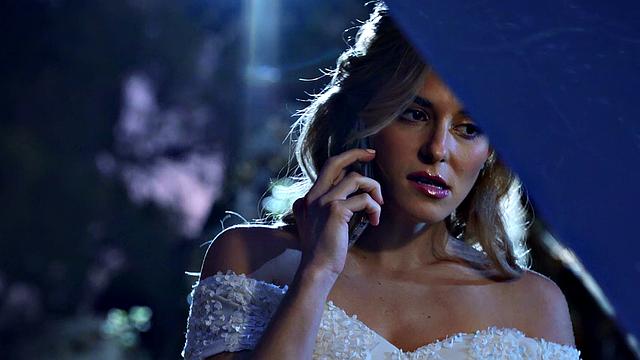 никки трахается в машине после поломки по пути на вечеринку