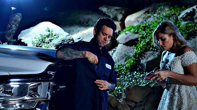 никки трахается в машине после поломки по пути на вечеринку