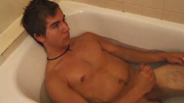 Брок не может остановиться в ванне и заливает себе лицо спермой