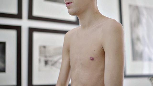 Big cock twink wanking hard after teasing body