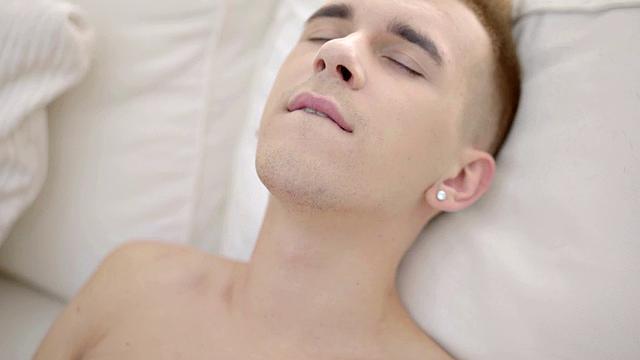 Big cock twink wanking hard after teasing body