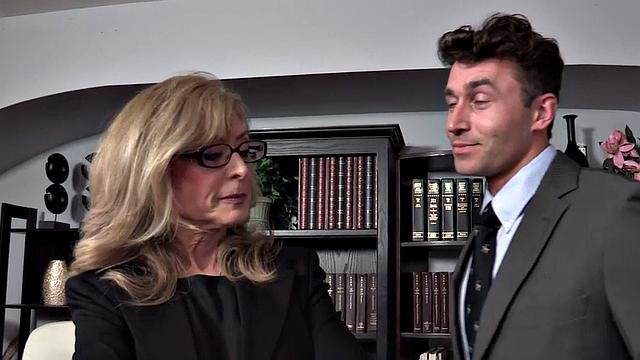 бабуля в чулках и очках сначала развлекается ртом, потом переходит к делу