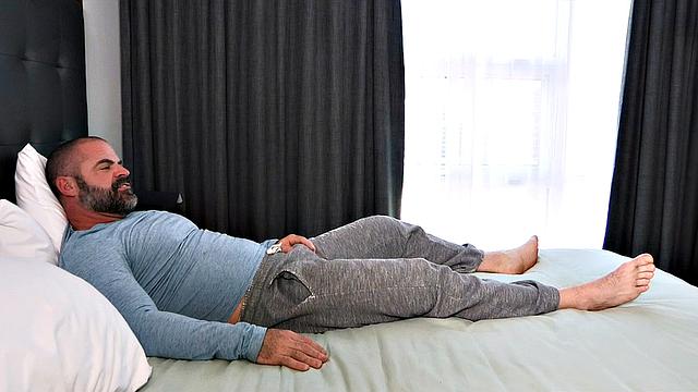 мускулистый папа трахает зрелых сыновей в семейной постели