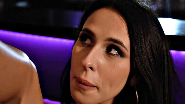 21 SEXTURY - Gorgeous bartender Alyssa Bounty Gets Cum On Her Pretty Feet By Foot Worshiper