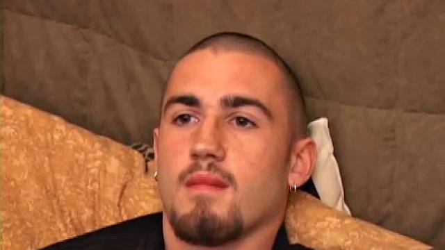 донован дрочит свой член и мощно кончает на руку