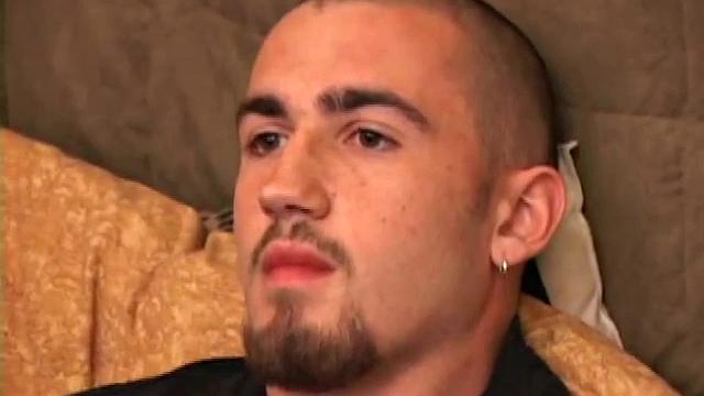 донован дрочит свой член и мощно кончает на руку