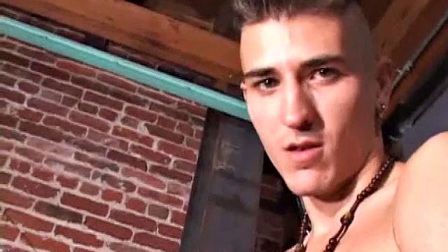 Тайлер Риджстоун дрочит по-гейски и шутит про усталость рук!