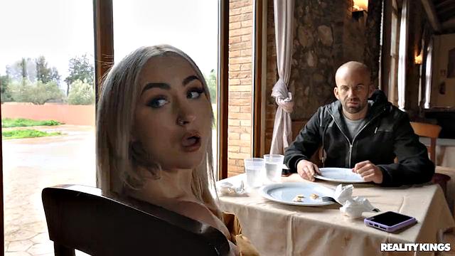 Лиси Китти устроила анал за рулём, а десерт - кремпай в попку от Потро де Бильбао, ну очень аппетитная развязка!