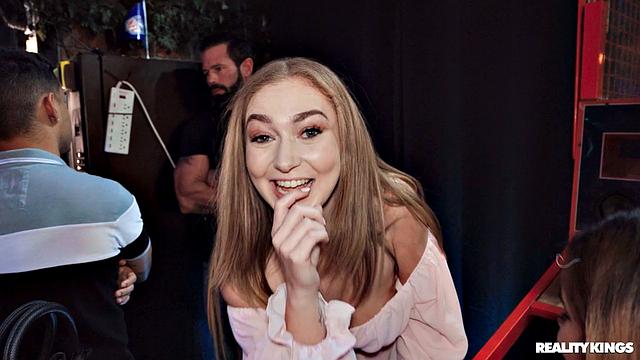 Баби Стар и Callie Black устраивают развратный переполох в игровом зале - трах в жопу прямо на глазах у охранника, а потом сосут ему, чтобы не мешал веселью.