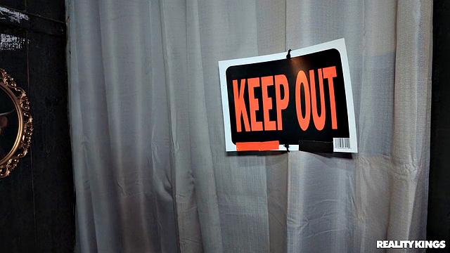 Баби Стар и Callie Black устраивают развратный переполох в игровом зале - трах в жопу прямо на глазах у охранника, а потом сосут ему, чтобы не мешал веселью.