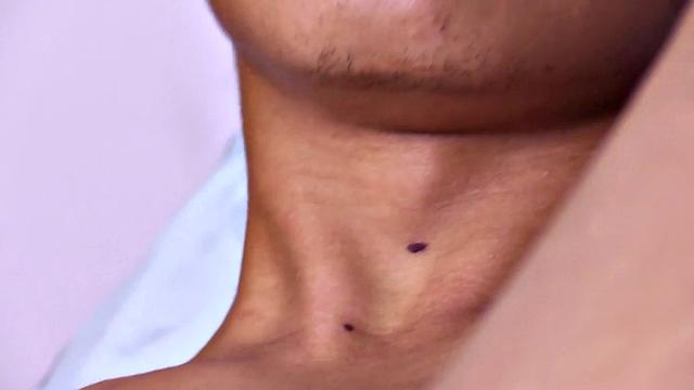 октавьо достаёт толстый член и дрочит по полной, не сдерживаясь