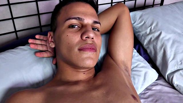 октавьо достаёт толстый член и дрочит по полной, не сдерживаясь