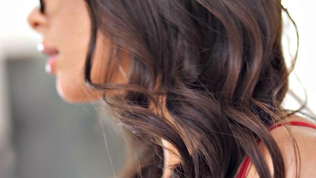 смотри, как tru kait принимает сперму на грудь