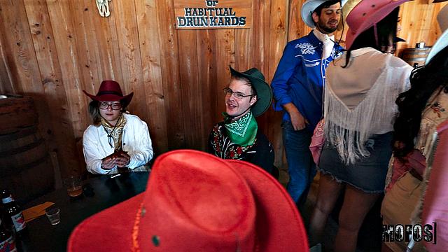 бар в стиле вестерн - тут позы меняют чаще, чем шляпы