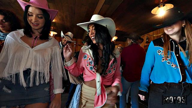 бар в стиле вестерн - тут позы меняют чаще, чем шляпы