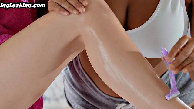 намасленная пышка с большим задом садится на лицо подруге и делает ножницы