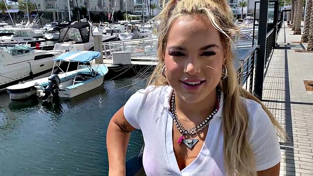 mimi white делает минет и дрочит в бикини