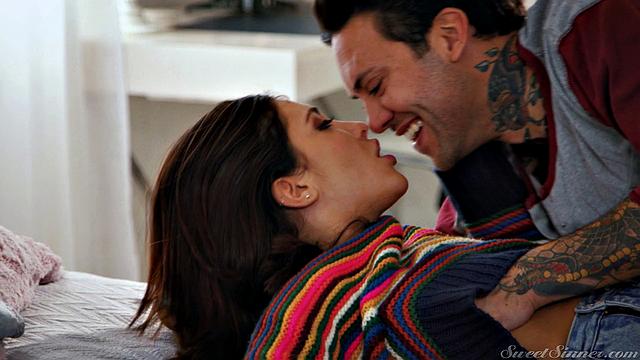 Парень пришёл к взрослой сводной сестре, извинился и жёстко оттрахал её на кровати в её квартире, Jane Wilde и Small Hands.