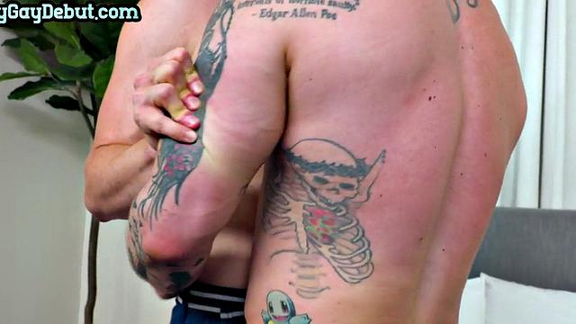татуированный трахается с новичком без резинки и кончает внутрь