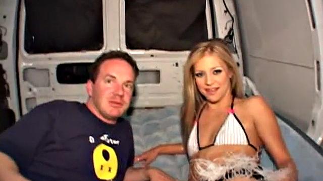 leah luv сосёт и получает по жопе в грязном фургоне