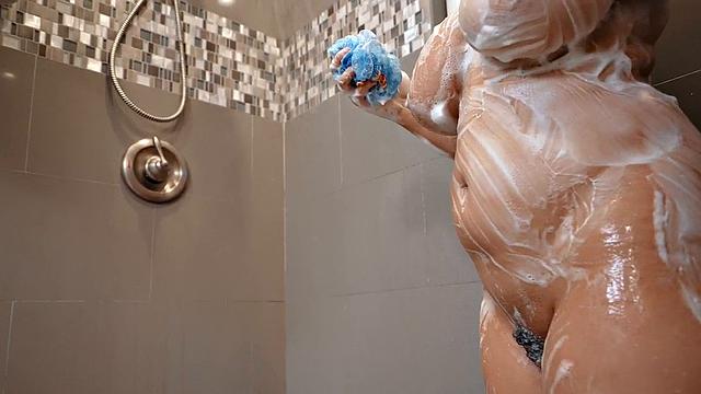 Пышная красотка после душа дает в догги и между сисек