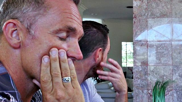 две пары меняются партнёрами и устраивают жаркий секс в гостиной