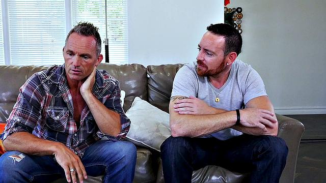 две пары меняются партнёрами и устраивают жаркий секс в гостиной