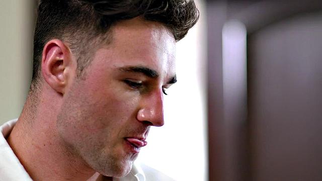 стройный твинг страстно сосет и ловит незащищённый трах от брутала