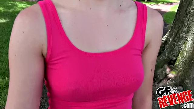 блондинка дрочит в туалете и ловит горячий фейс