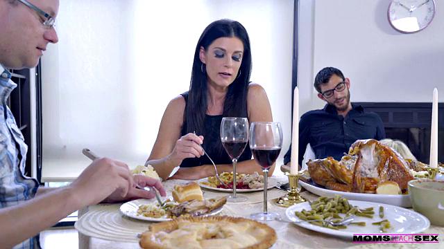 Moms Hot Pie - S7:E1