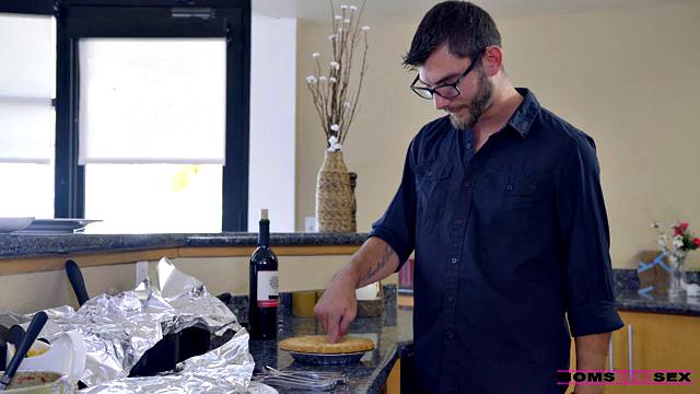 Moms Hot Pie - S7:E1