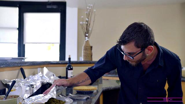 Moms Hot Pie - S7:E1