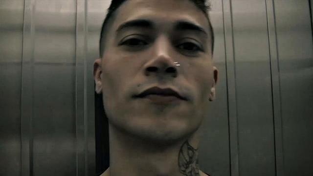 Латино раскручивает себя на улице и заливает лицо оператору