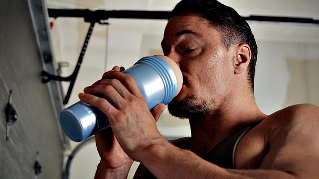 Dominant tattooed jock barebacks deepthroat by car