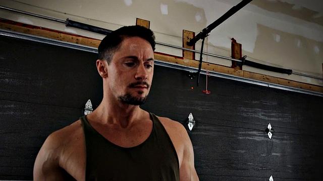 Dominant tattooed jock barebacks deepthroat by car