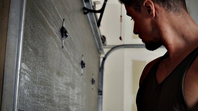 Dominant tattooed jock barebacks deepthroat by car