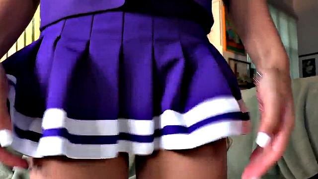 азиатская чирлидерша дрочит парню в масле и строит грязные шуточки