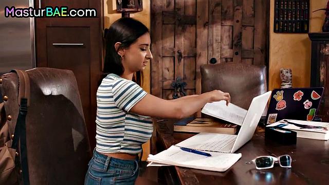 Stunning babe pleasing lover