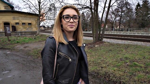 Фитоняша в очках получает толстый член в узкую киску прямо на улице
