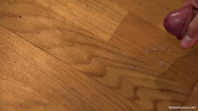 Гэвин дрочит большой член и кончает на камеру