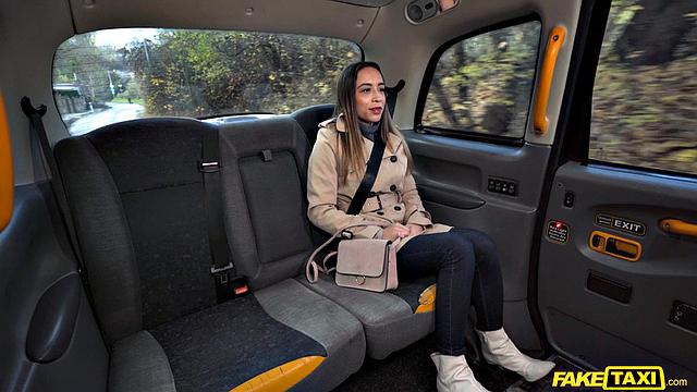 Ну что, проезд - грудью? Присцила Белини решает вопрос по-взрослому в такси.