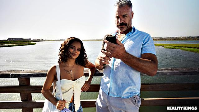 В машине такие вопросы не задают - сразу к делу с Charles Dera и Isabella Jules!