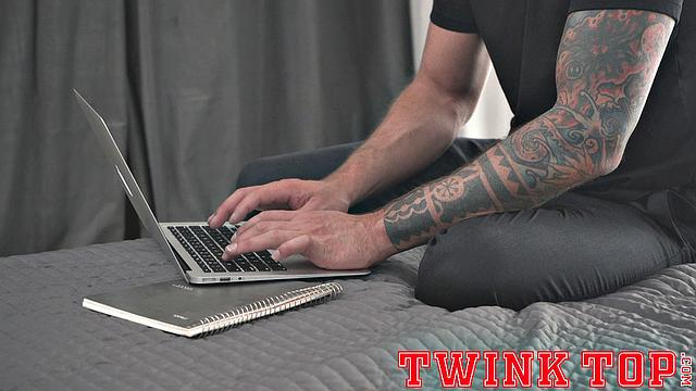 austin young упирается в мощный член и задыхается от страсти