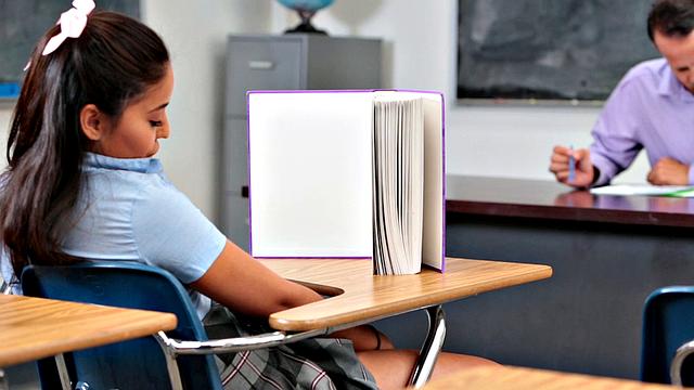 шаловливая брюнетка трахается на парте под присмотром