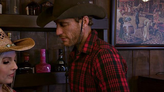 Смотри, как деревенская MILF катается на члене как ковбойша